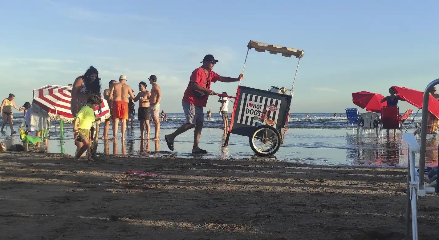 Venta ambulante de comida y ropa en las playas de Necochea: Cuáles son los precios de la temporada 2024