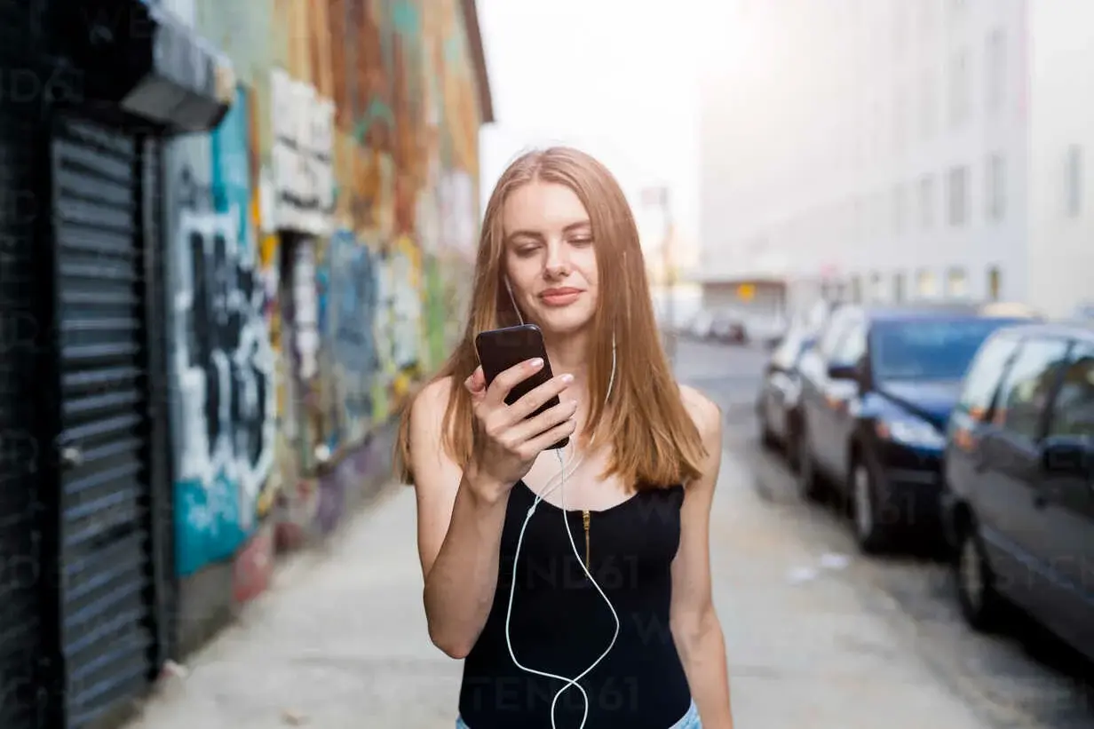 Por qué escuchar música con auriculares al caminar modifica la percepción del espacio personal