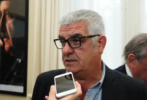 Se podrían dar “pasitos” en la actividad física, pero lo urgente es la economía