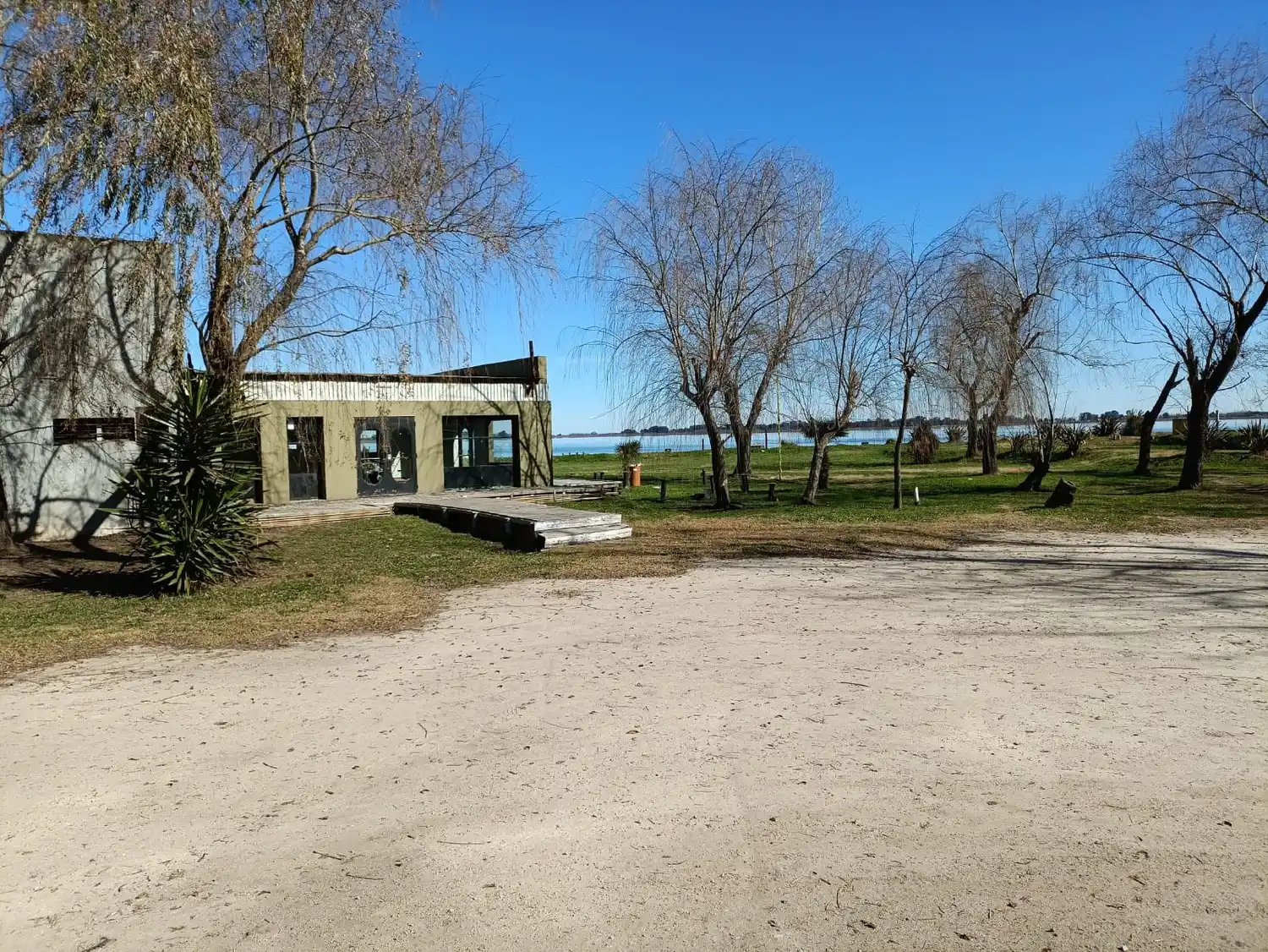 Nicolás Giacchino, Mariano Musmeci y Tomás Reeves presentaron la única oferta en la licitación del parador “Punta Norte”