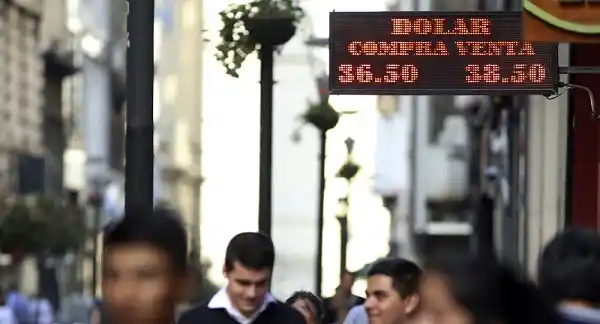 El dólar mantuvo su tendencia a la baja y cerró $38,78