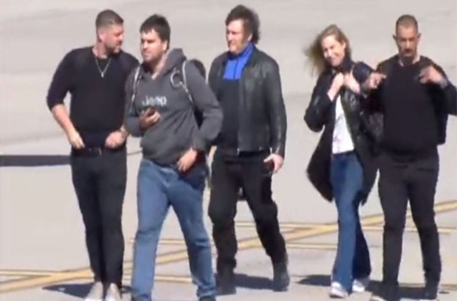 Javier Milei llegó a Rosario y lo recibieron decenas de militantes en el Aeropuerto