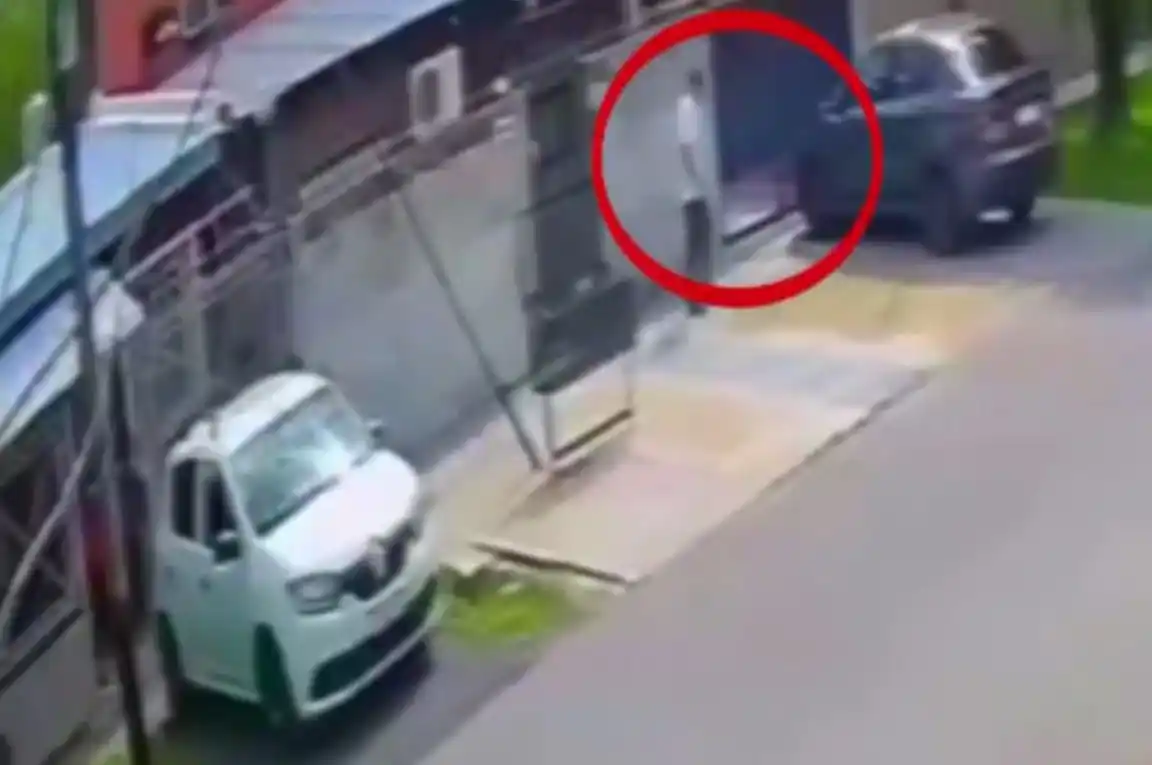 El agresor llegó al lugar en un Fiat Cronos.