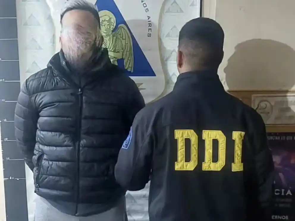 Uno de los cómplices detenido junto al barra (FOTO: Infobae).