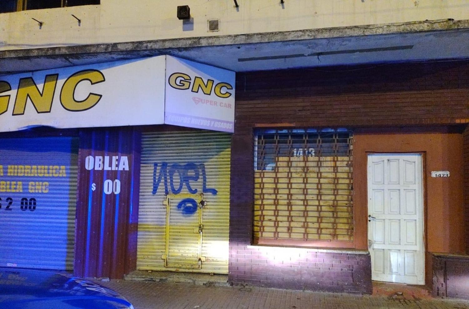 Atraparon a un joven y una menor cuando rompían la puerta de un comercio