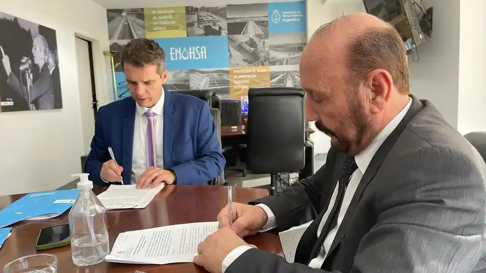 FIRMA DE CONVENIOS PARA OBRAS SANITARIAS EN LAGUNA BLANCA Y VILLA DOS TRECE