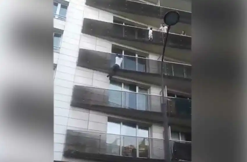 Revelaron qué hacía el papá del niño que colgó de un balcón y lo salvó otro hombre