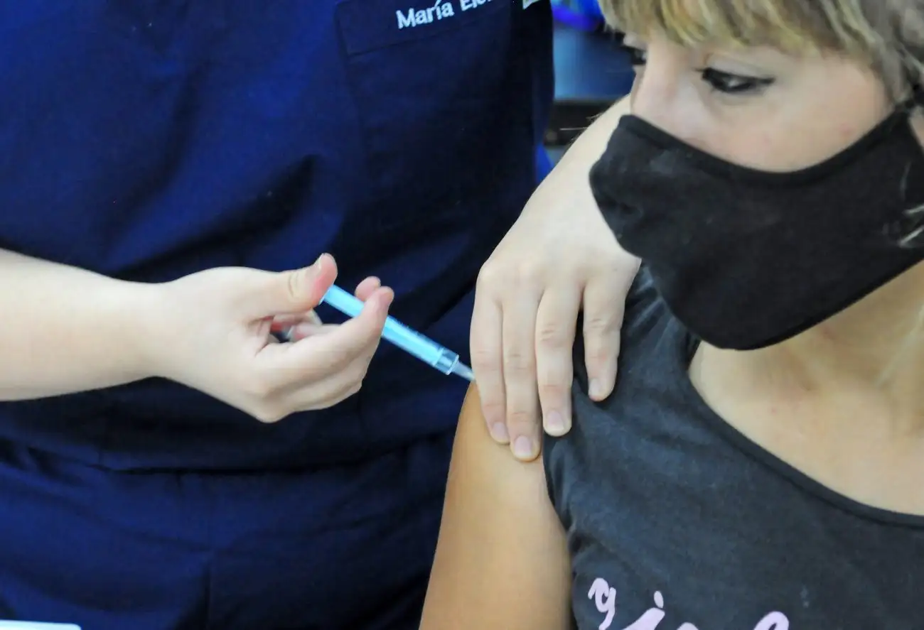 Con 488 dosis de Moderna, inicia la vacunación en menores de 18 años