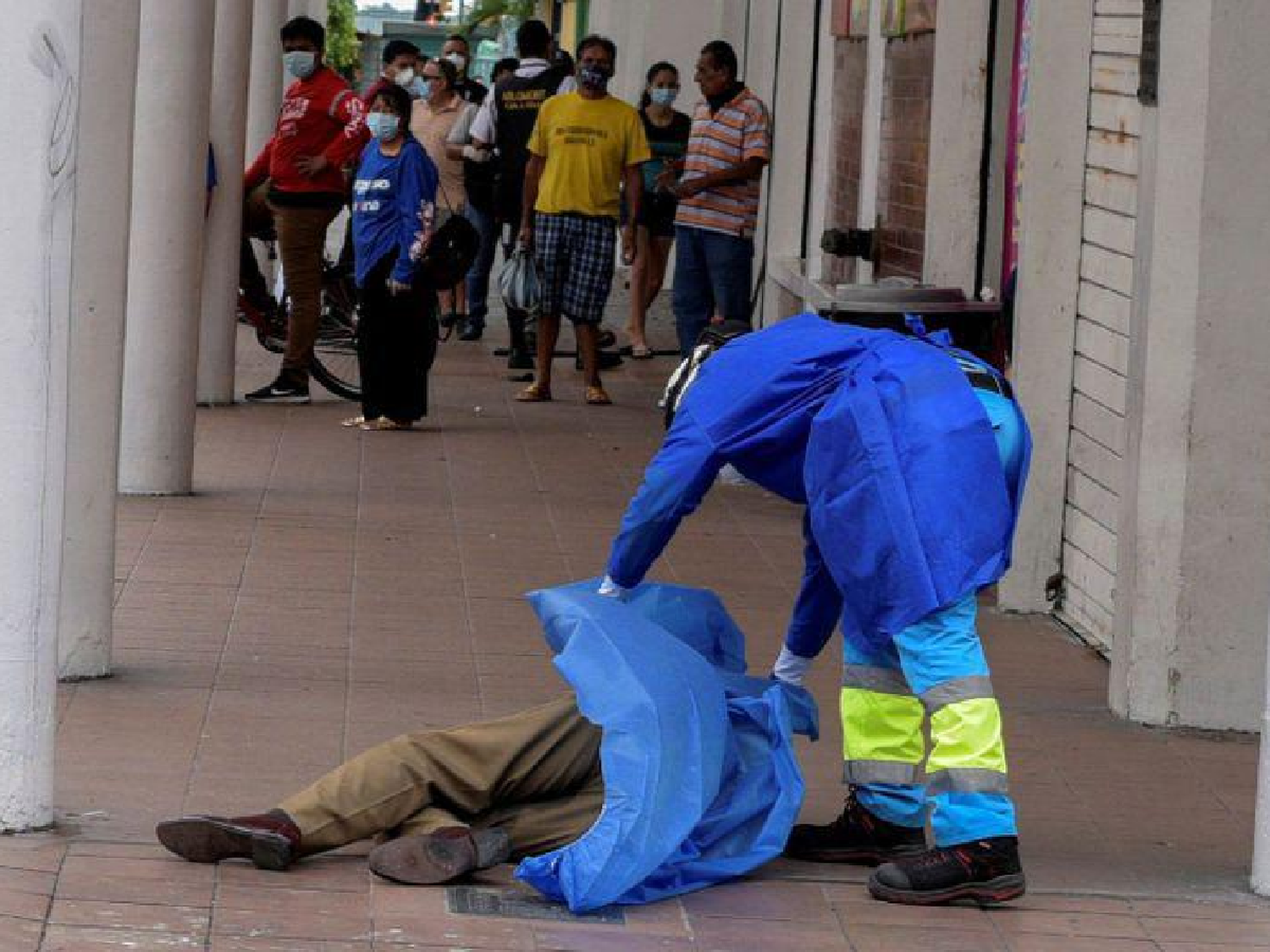 Covid-19 en Ecuador: arrojan cadáveres de presuntos infectados a las calles