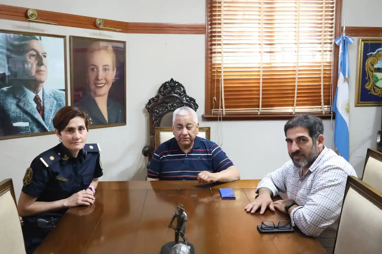 Salazar y Baraybar, máximas autoridades políticas de la ciudad, y una foto con Vela para mostrar respaldo político.