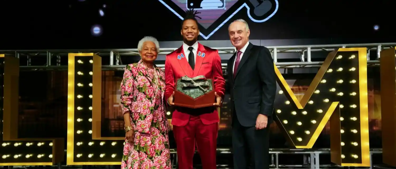 ¡ORGULLO VENEZOLANO! Ronald Acuña Jr. galardonado con el Hank Aaron en las Grandes Ligas