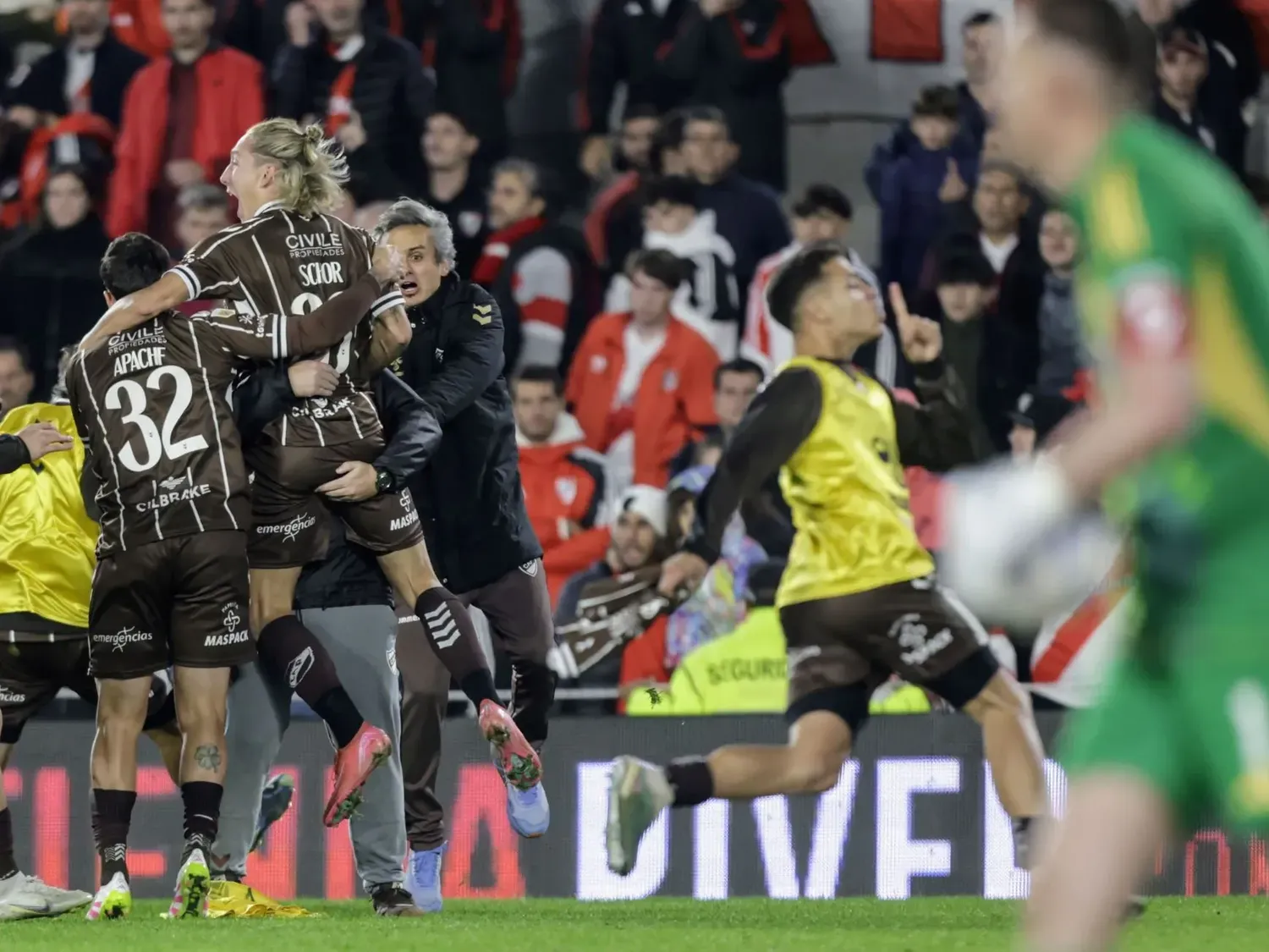 Platense dio el golpe y eliminó a River por penales.