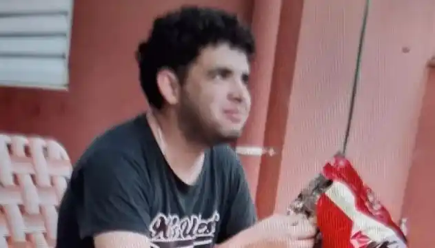 Al retirarse vestía una remera de mangas cortas verde y gris, una bermuda negra, zapatillas negras Adidas, y una mochila negra y blanca con letras.