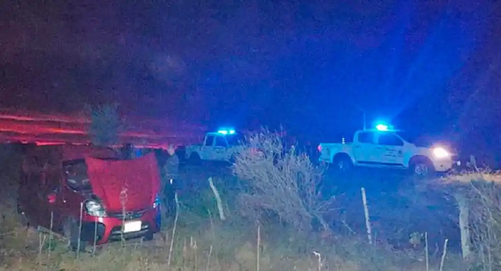 Un vehículo dio varios tumbos y terminó en banquina de la ruta 18: su conductor resultó ileso