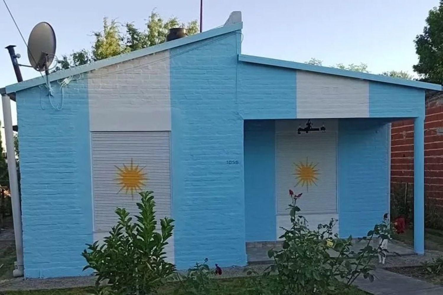 Una familia entrerriana pintó su casa y su estanciera con los colores de Argentina