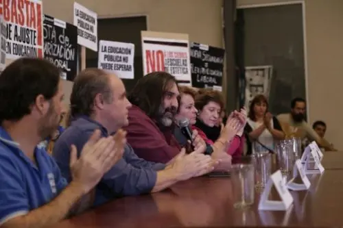 La Justicia ordenó al Gobierno a convocar de urgencia a los gremios docentes