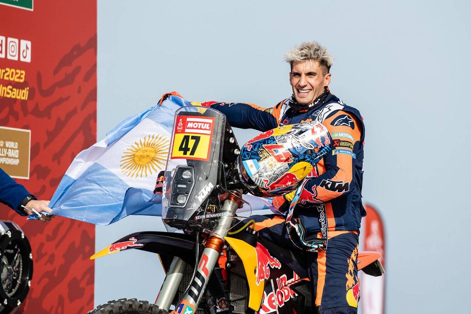 Kevin Benavides ganó por segunda vez en motos, tras un final apasionante