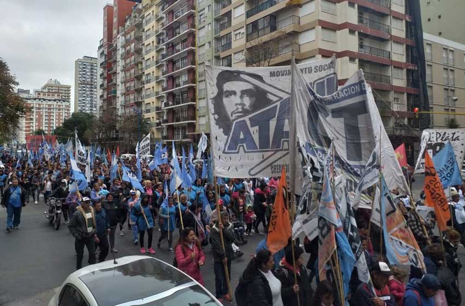 Organizaciones marchan para "frenar el ajuste en planes sociales"