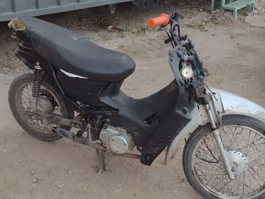 Chocó en una moto sin patente, sin luces, que era robada y escondía droga
