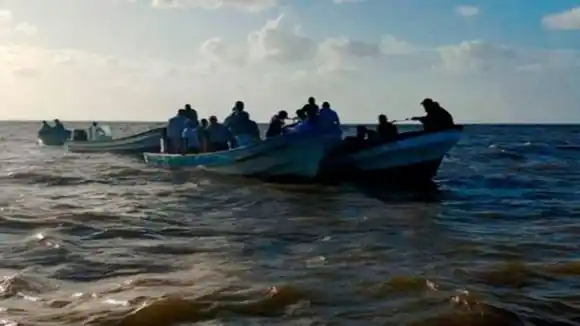PESCADORES GUYANESES LOS SALVARON: rescatan a dos de los tripulantes del naufragio en Delta Amacuro