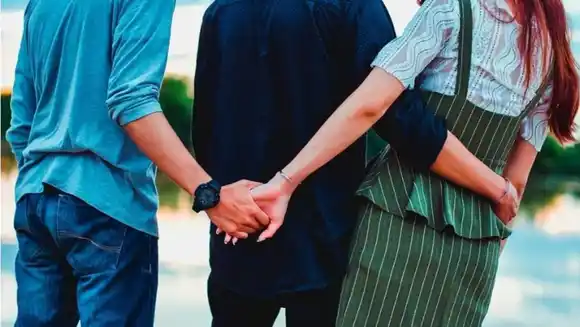 Mujer pidió perdón de rodillas a su esposo por engañarlo con su hermano (VIDEO)