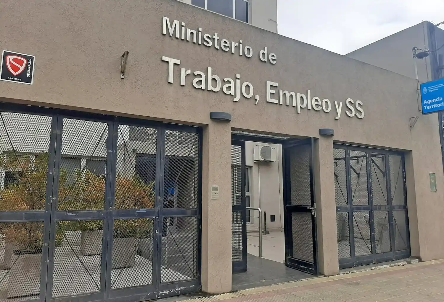 De tres personas despedidas en un organismo nacional solo reincorporaron a un militante de Santamarina