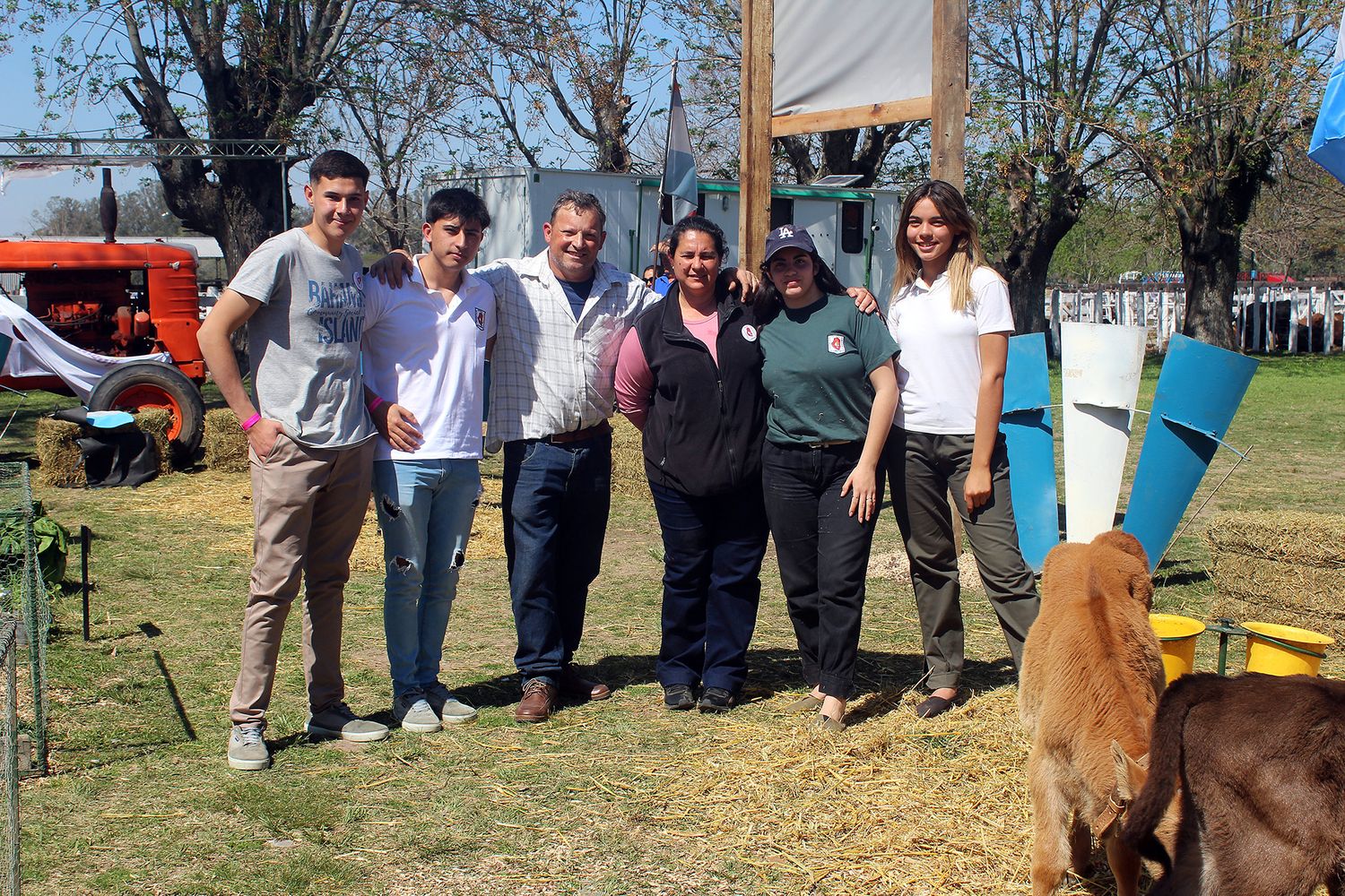 Estudiantes y docentes de la institución en la "Expo" Rural 2023.