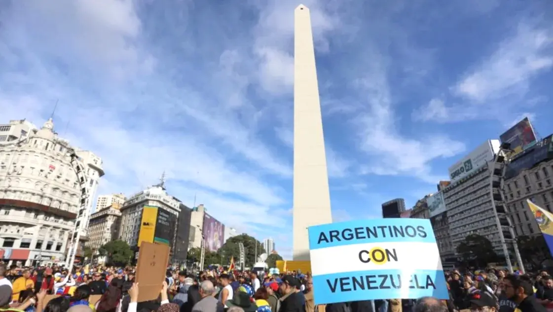 El Obelisco, esta vez colmado por venezolanos.