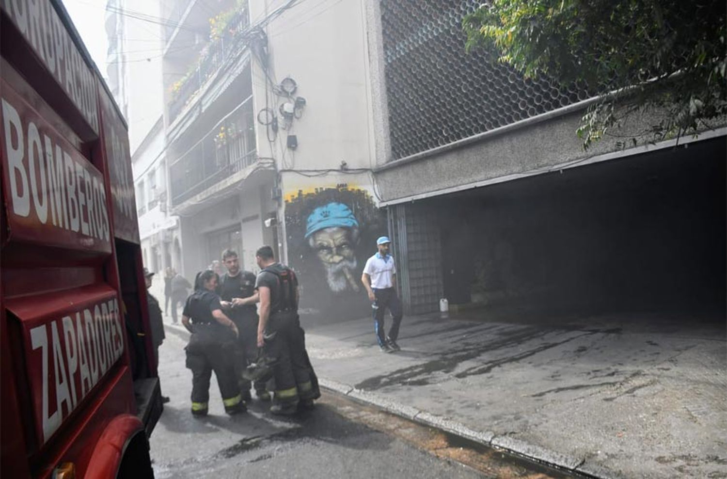 Voraz incendio en una tradicional cochera en pleno centro de Rosario