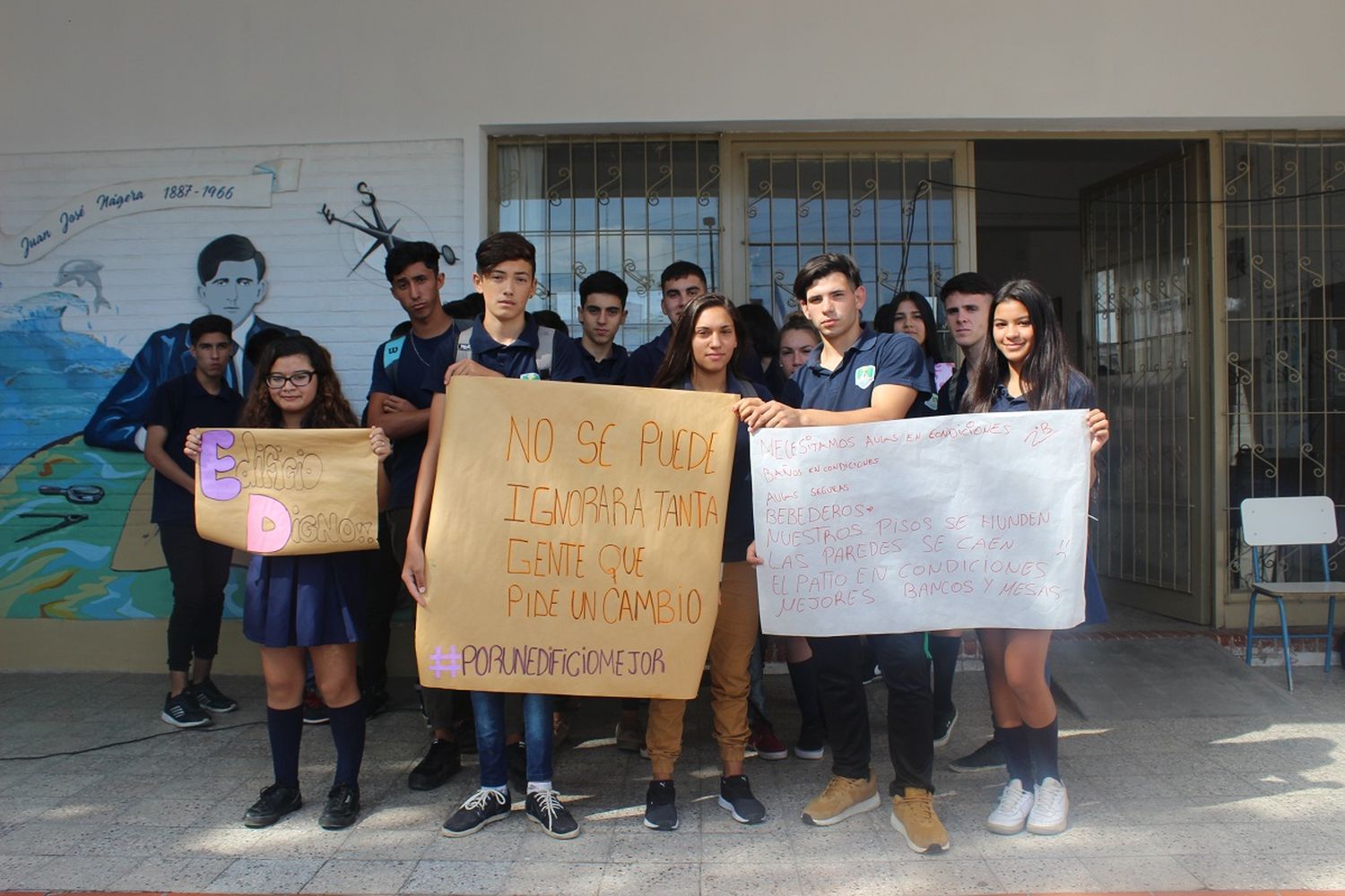 Alumnos de la Escuela Sarmiento protestaron por el deterioro del edificio