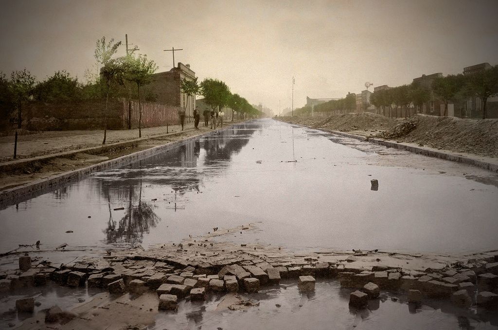 El 2 de abril de 1927, el Concejo aprobó el contrato celebrado entre la Municipalidad de Rafaela y El Banco El Hogar Argentino. El 20 de agosto dieron comienzo los trabajos y 7 días después llegó al puerto de Santa Fe el vapor Christian Borg, que contenía 4000 toneladas de granitullo, transportadas a Rafaela por medio del ferrocarril Provincial. El primer tramo construido fue el Bv. Lehmann (foto), desde E. Salva y Brasil hasta la plaza 25 de Mayo. | Crédito: Municipalidad de Rafaela