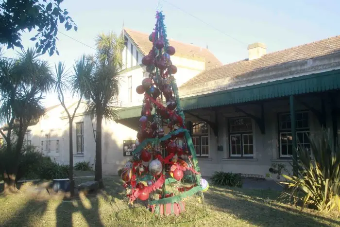 Taller de reciclado realizó un original árbol navideño
