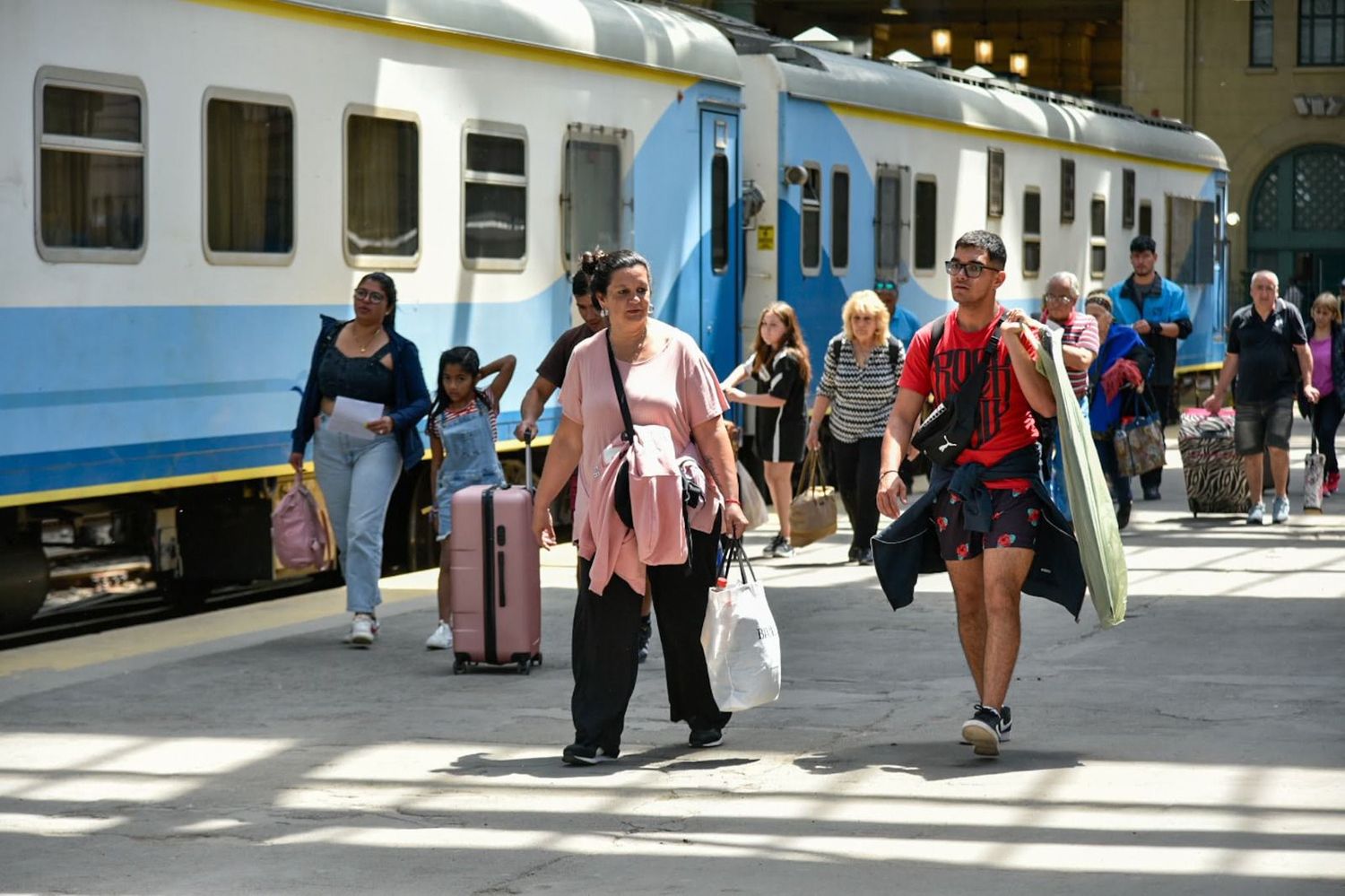 Los jubilados tienen un 40% de rebaja y las personas con certificado único de discapacidad (CUD) viajan sin cargo.