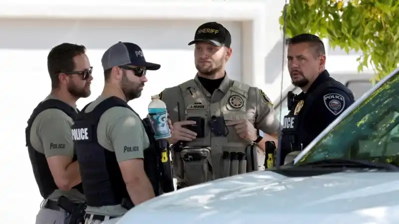 Decenas de agentes de la policía tomaron la casa donde viven los padres del sospechoso.