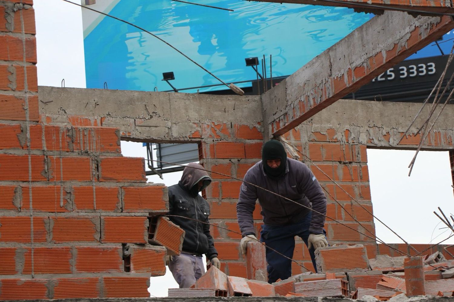 En plena tarea de demoliendo el bunker.