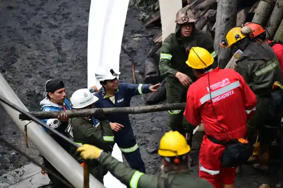 ¡Titánico! Rescatan a mineros atrapados en una mina de carbón (+Video)