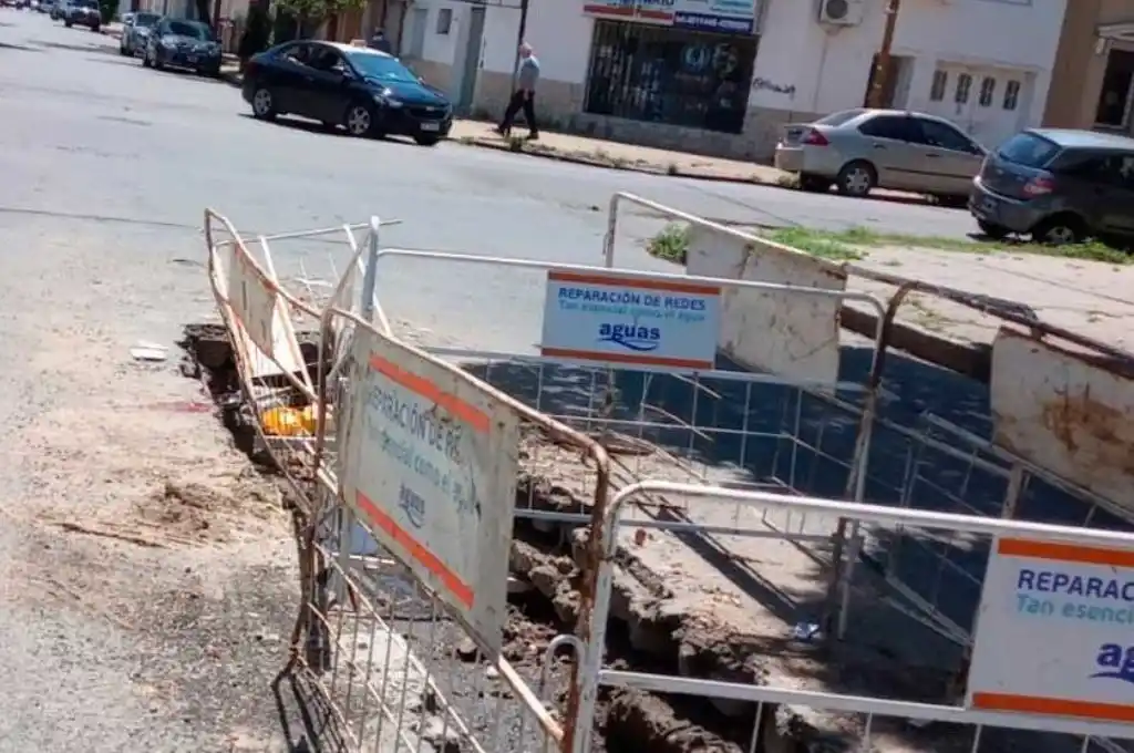 Circulaba en moto, cayó a un corralito abierto en la ciudad de Santa Fe, y terminó en el hospital