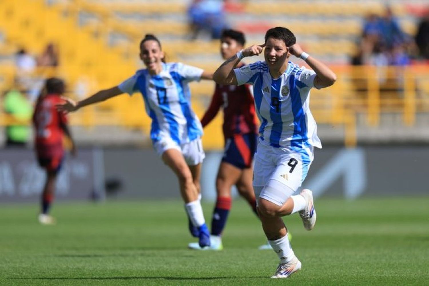 Argentina derrotó a Costa Rica y clasificó por primera vez a octavos de final