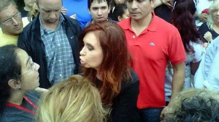 Explosión en Rosario: Cristina recorrió, en medio de abucheos, el lugar de la tragedia