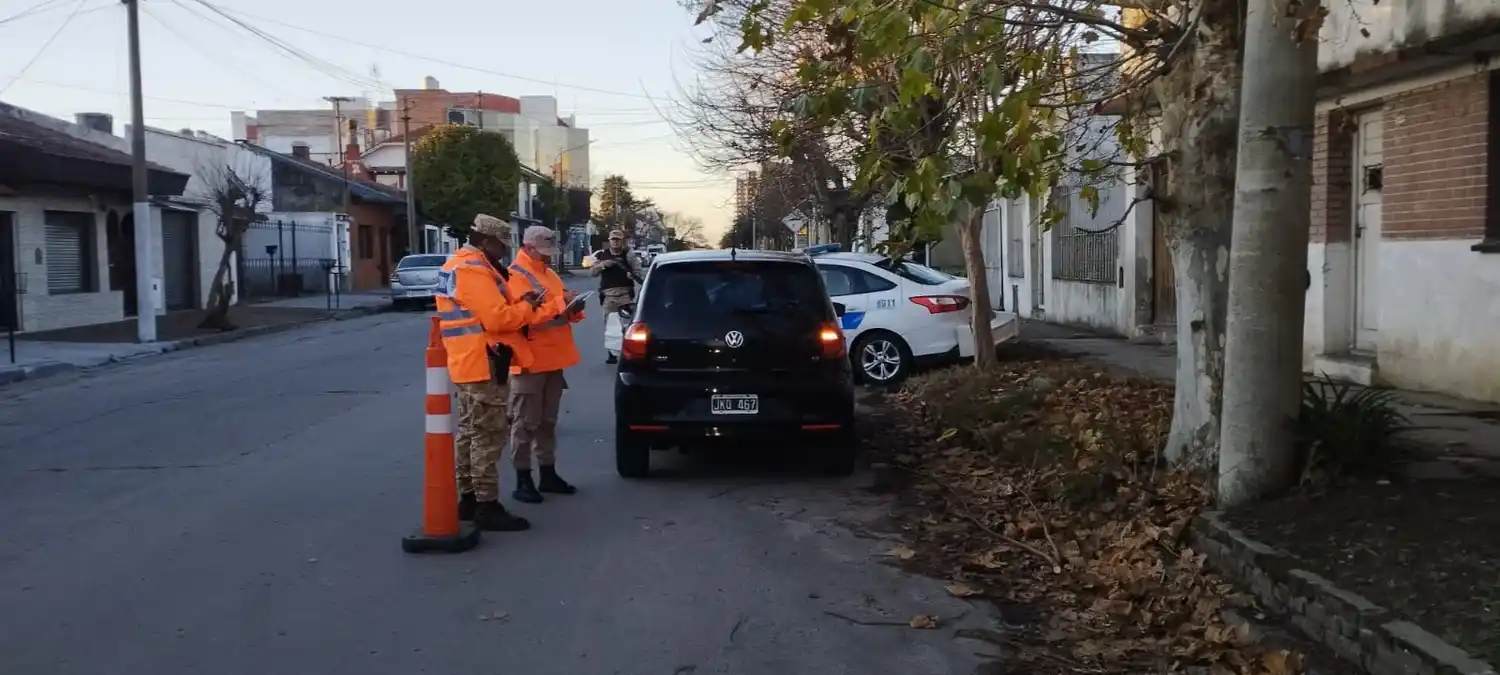 Controles de documentación vehicular e identificación de personas durante el operativo conjunto en los barrios Ameghino y Villa Primera.