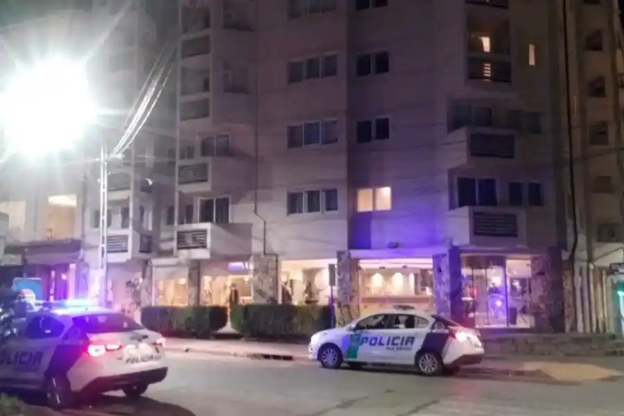 Un estudiante rosarino cayó desde un sexto piso en un hotel de Bariloche y quedó en grave estado