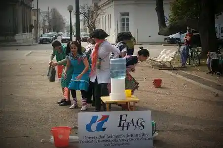 Realizan intervenciones callejeras sobre el consumo responsable del agua