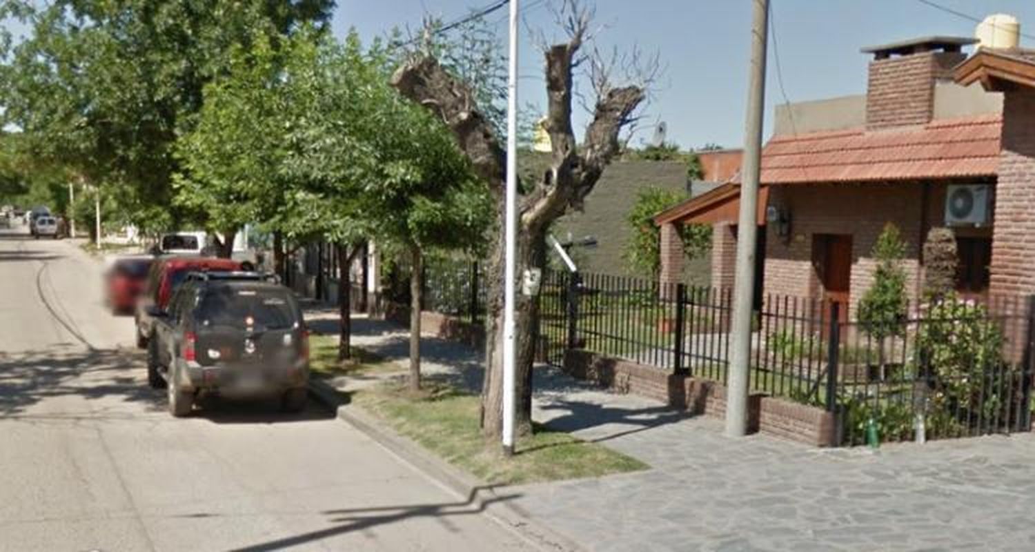 Saltó una reja para robar y se enganchó un testículo
