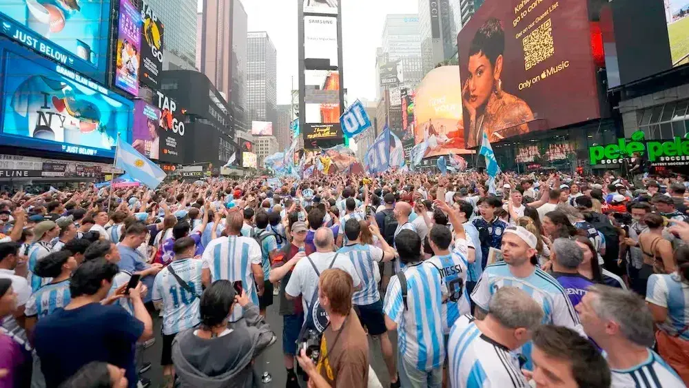 El banderazo argentino en Times Square.