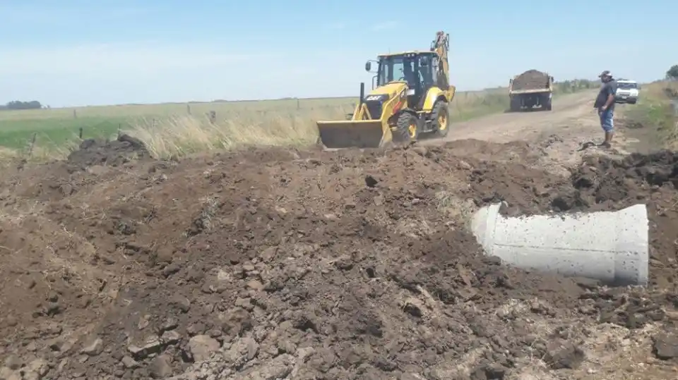 LOBERIA: Realizan trabajos de saneamiento en caminos rurales