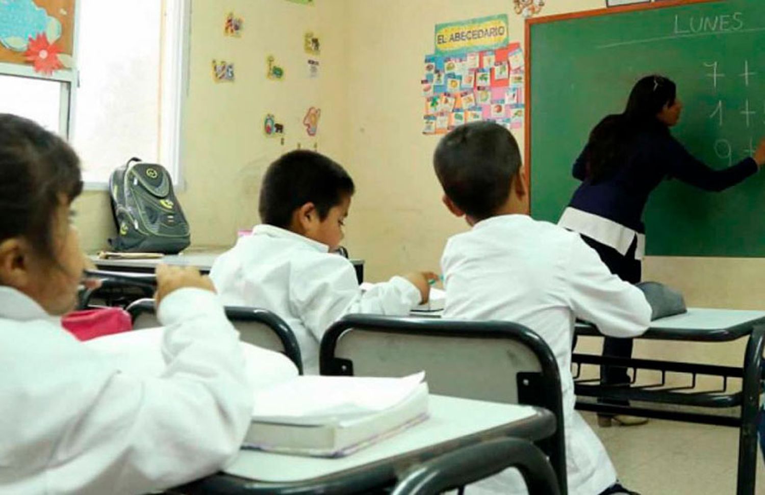 Una hora más de clase en escuelas primarias.