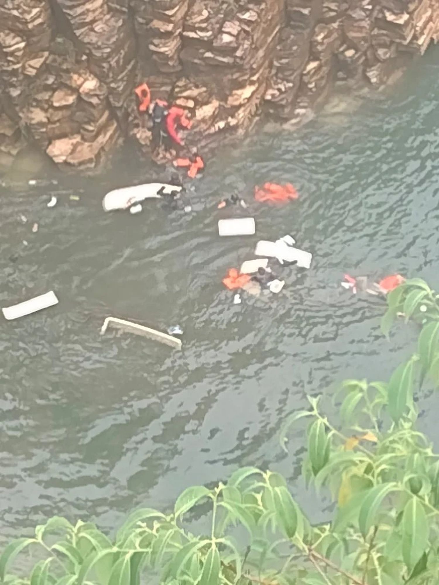 Parte de un acantilado se desprendió y terminó aplastando a tres lanchas con turistas en Brasil