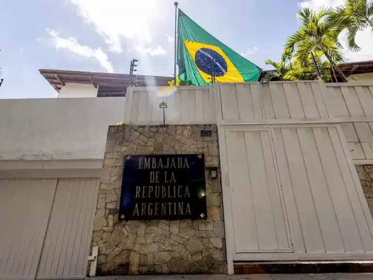 Italia se haría cargo de la embajada argentina en Venezuela.