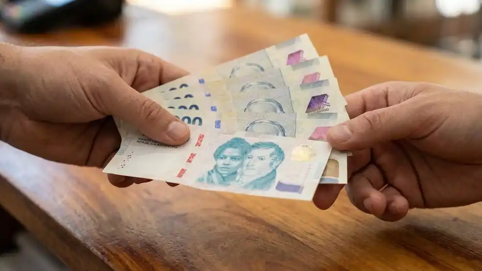 Los salarios volvieron a perder contra la inflación: subieron 2,4% en febrero