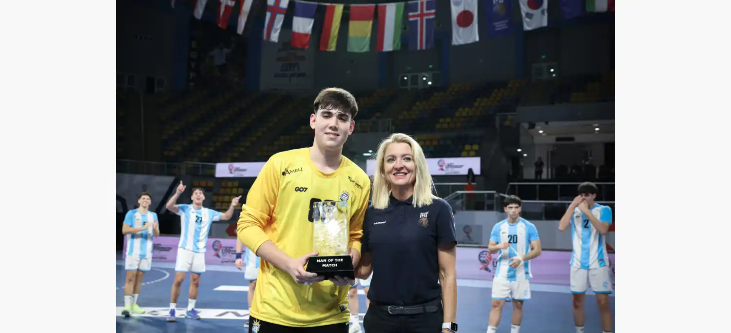 Simon Viera recibiendo el premio al mejor jugador del Partido.